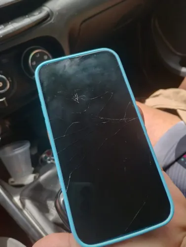 Vendo ou troco iPhone 14 Plus todo original bateria 68%, tela tá trincada 1800$