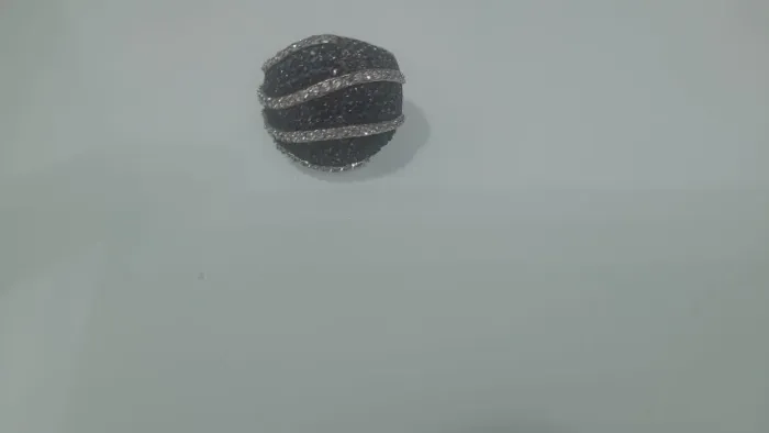 Anel Bombê em Prata com Banho de Ouro Branco e Listras de Zircônias Brancas e Pretas