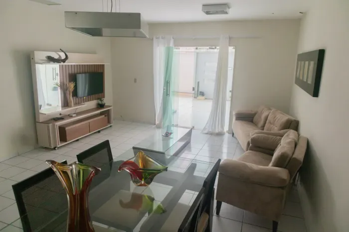 Casa  em Heliópolis com área gourmet e piscina 