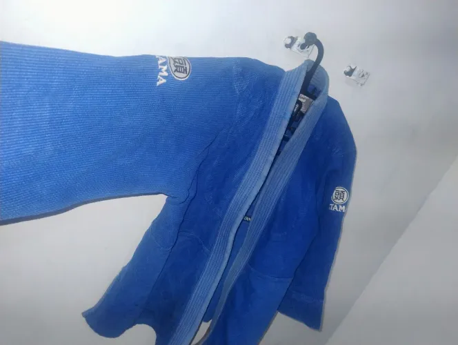 VENDO UM KIMONO DE JUDÔ DA ATAMA TRANÇADO(AZUL, A2). E UM WAGUI DA ARANHA(AZUL,A3)300-TUDO