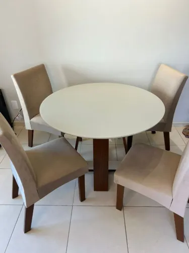 Mesa de jantar redonda com tampo de vidro