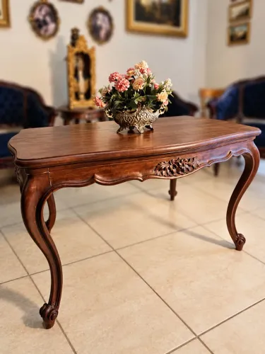 Mesa de Centro Antiga em Madeira Imbuia Maciça - Estilo Luís XV com Influência Rococó