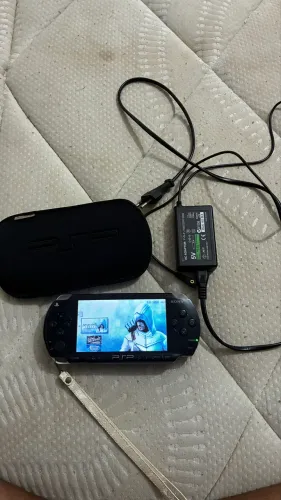 PSP 1000 Desbloqueado + Carregador | Excelente Estado | Pronto para Jogar
