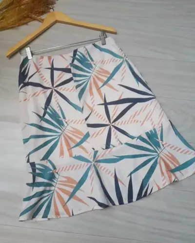 Saia estampada de viscose com forro, babado na barra e zíper lateral da PÍCLE.