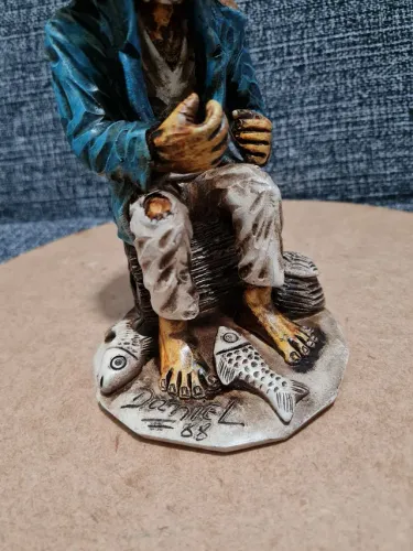 Escultura feita a mão.