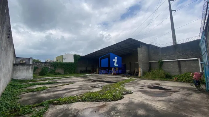 Terreno com 840 m² parcialmente coberto em Fragoso, Olinda - PE