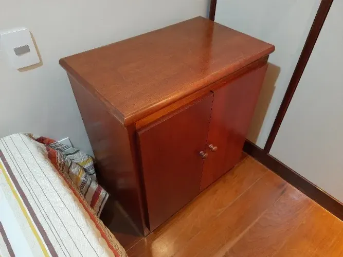 Cômoda de mdf, mogno amadeirado, com duas portas e uma prateleira