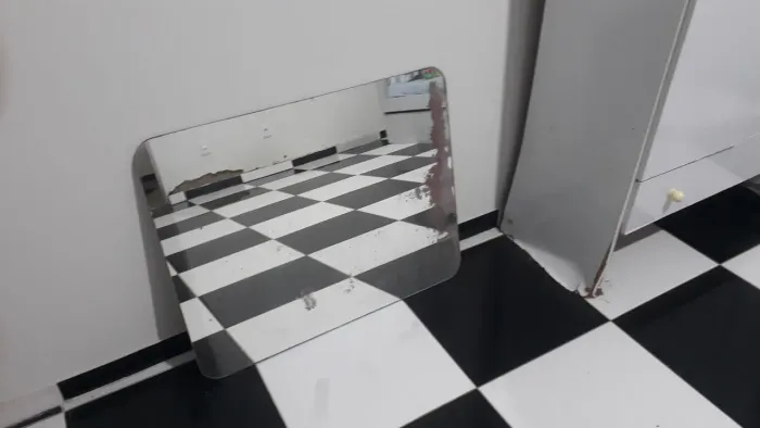 Espelho grande com algumas partes oxidados.