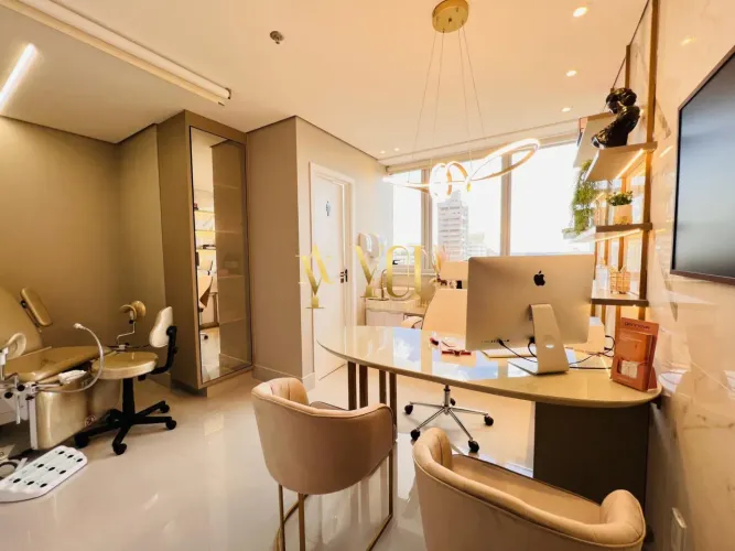 Clínica Médica com Decoração Sofisticada e com Consultórios Médicos com Macas e