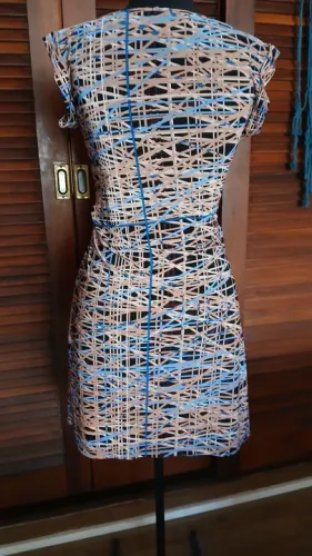 Vestido estampado azul e bege