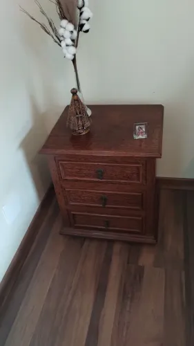 Mesa de cabeceira em madeira de lei