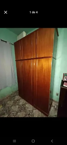 Guarda roupas de madeira maciça impecável 