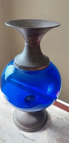 Vaso Ânfora antigo de vidro azul Cobalto e metal não tem alça