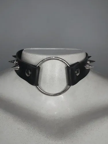 Gargantilha preta de Couro sintético com spikes
