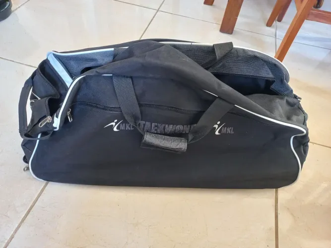 Bolsa Esportiva MKL com rodinhas.