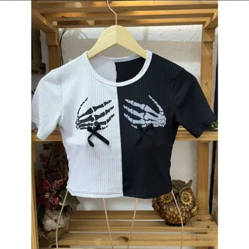 Blusa cropped branca e preta de esqueleto