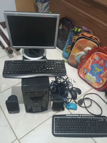 Computador CCE DDR2 completinho com dois teclados duas caixinhas de som 3 mouses monitor