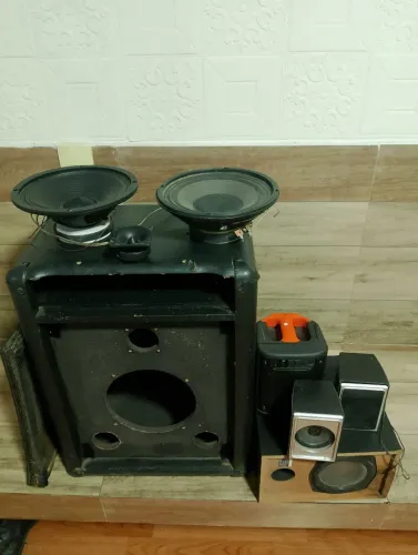 Kit. Com dois altifalantes de 8 homs 1 Tuite. 5cxs de som conforme a foto. 