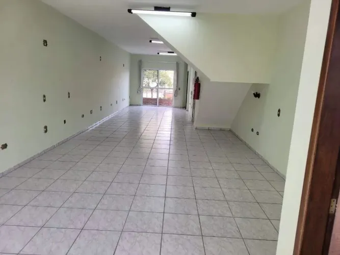 Salão Comercial de 100m² Reformado em Região Central com Grande Fluxo  Excelente Localizaç