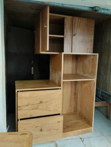 Armário de madeira rustica c/ 2 aereo 2 gavetões, lugar para lava louças e forno.