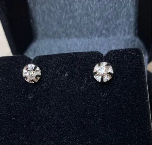 Antigo brinco em ouro com diamante.