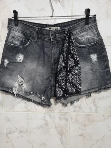 Short Jeans Desfiado com Detalhe Bandana