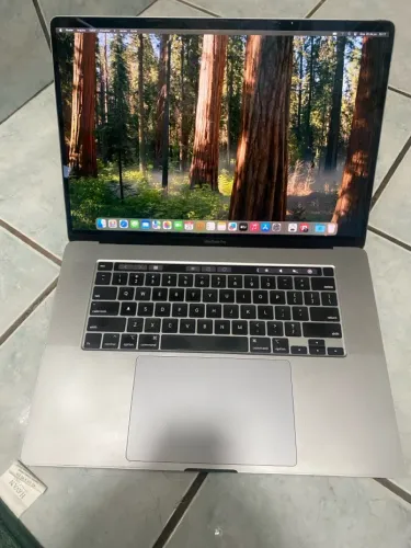 MacBook Pro 16" - macOS Sequoia