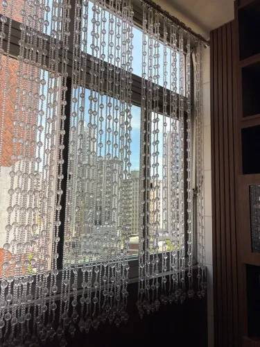 Cortina em acrílico transparente, toda feita  à mão . Fios removíveis. 