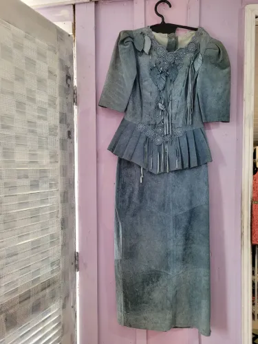 Conjunto femenino vintage em couro camurça legítimo