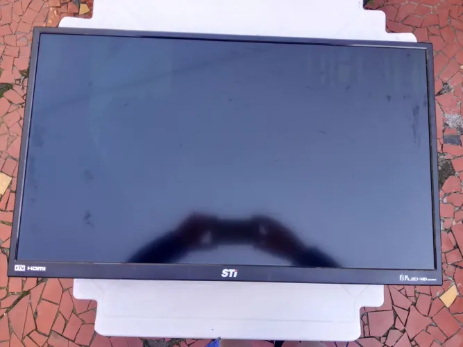TV Sti 32 pol pra peças ( tela quebrada)