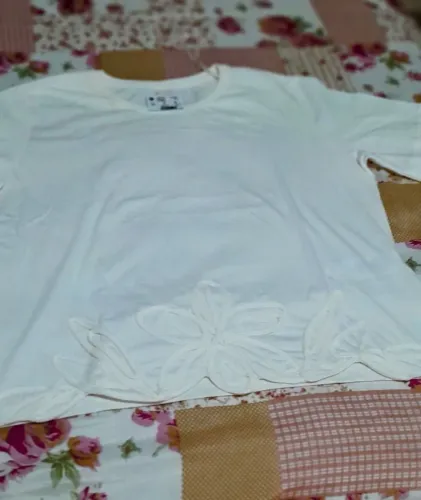 Camiseta branca com flores bordada