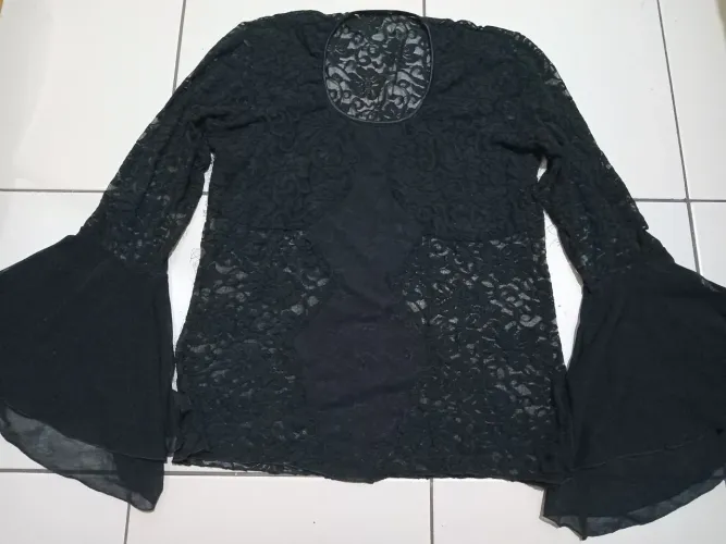 Blusa de Renda Preta com detalhe nas mangass
