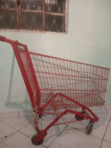 Carrinho de compras vermelho