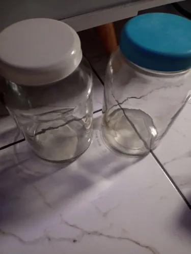 2 vidros de mantimentos