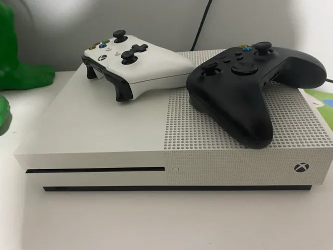 Vendo Xbox one S com 2 controles