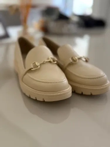 Loafer Bege com Detalhe Dourado