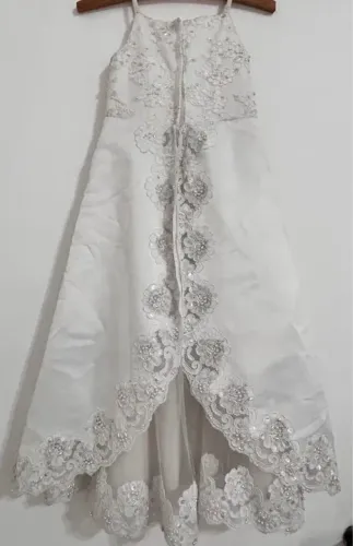Vestido de renda branco para menina