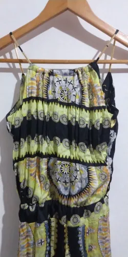 Vestido estampado com alças finas