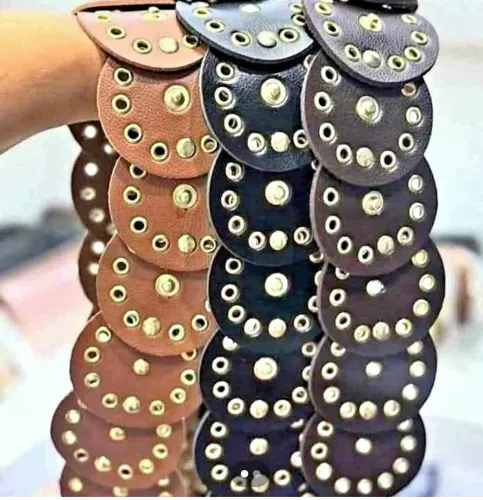 Cinto de couro com detalhes em metal