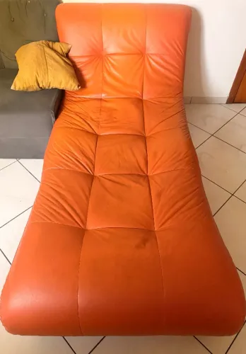 Chaise Divã laranja.