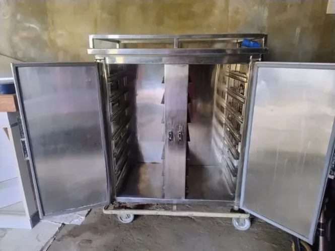 Carro térmico para transporte de bandejas