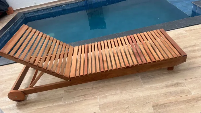 Espreguiçadeira em Jatoba para piscina 