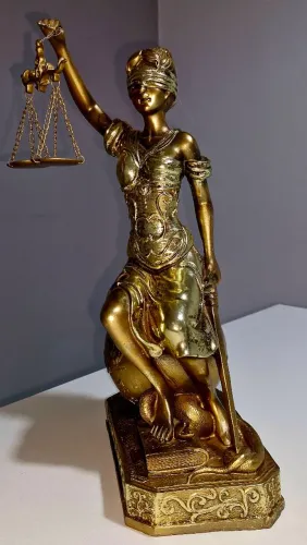 Estátua Themis Deusa da Justiça Dourada 32cm