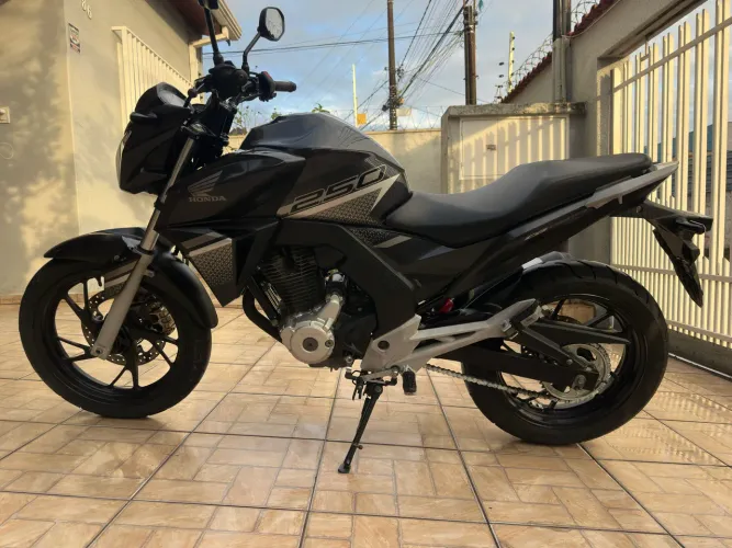 Vendo Cb250 Twister.