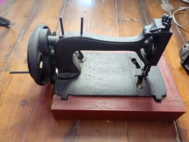 Máquina de costura antiga retrô vintage relíquia