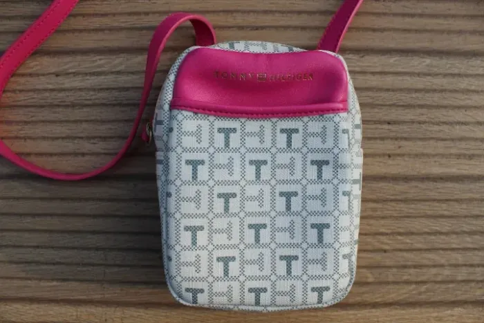 bolsa tommy hilfiger transversal branca e rosa