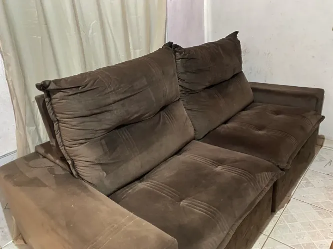 Sofá semi novo bem acochoado vira cama 