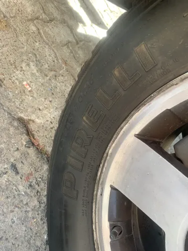 Vendo pneus caminhonete e som automotivo