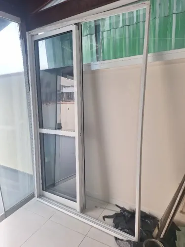 Porta de correr com vidro