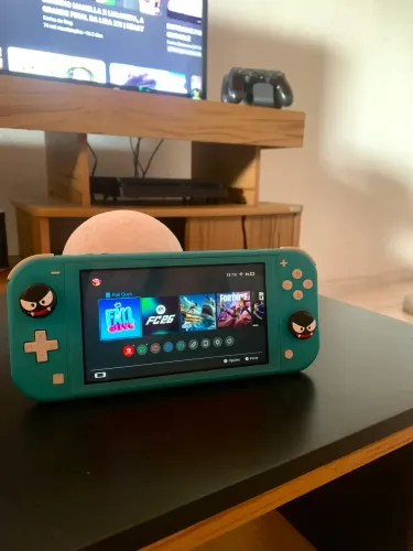 NINTENDO SWITCH LITE + CARTÃO SD DE 128GB.